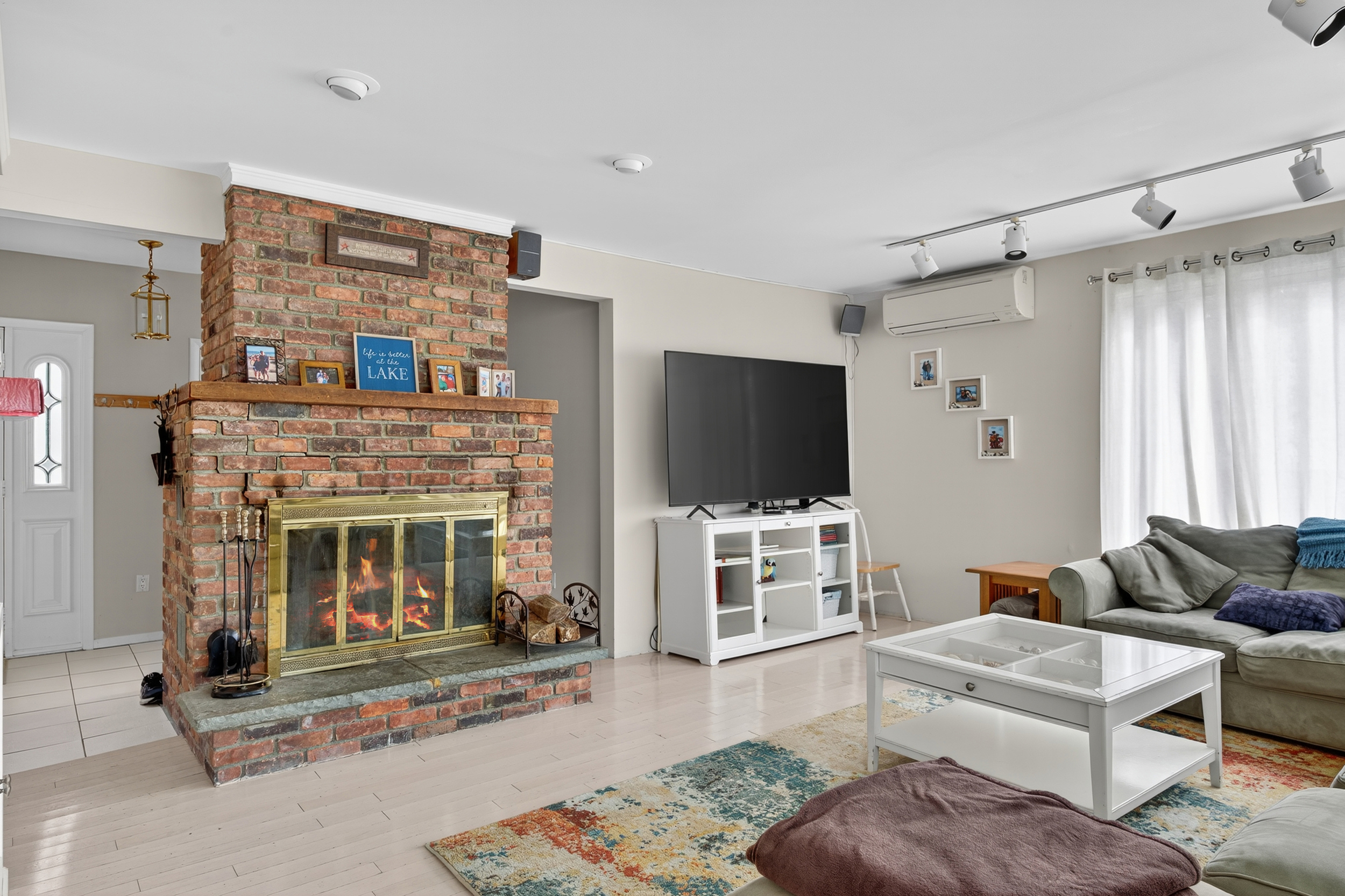 Large screen TV and wood burning fireplace (firewood available for purchase in town)