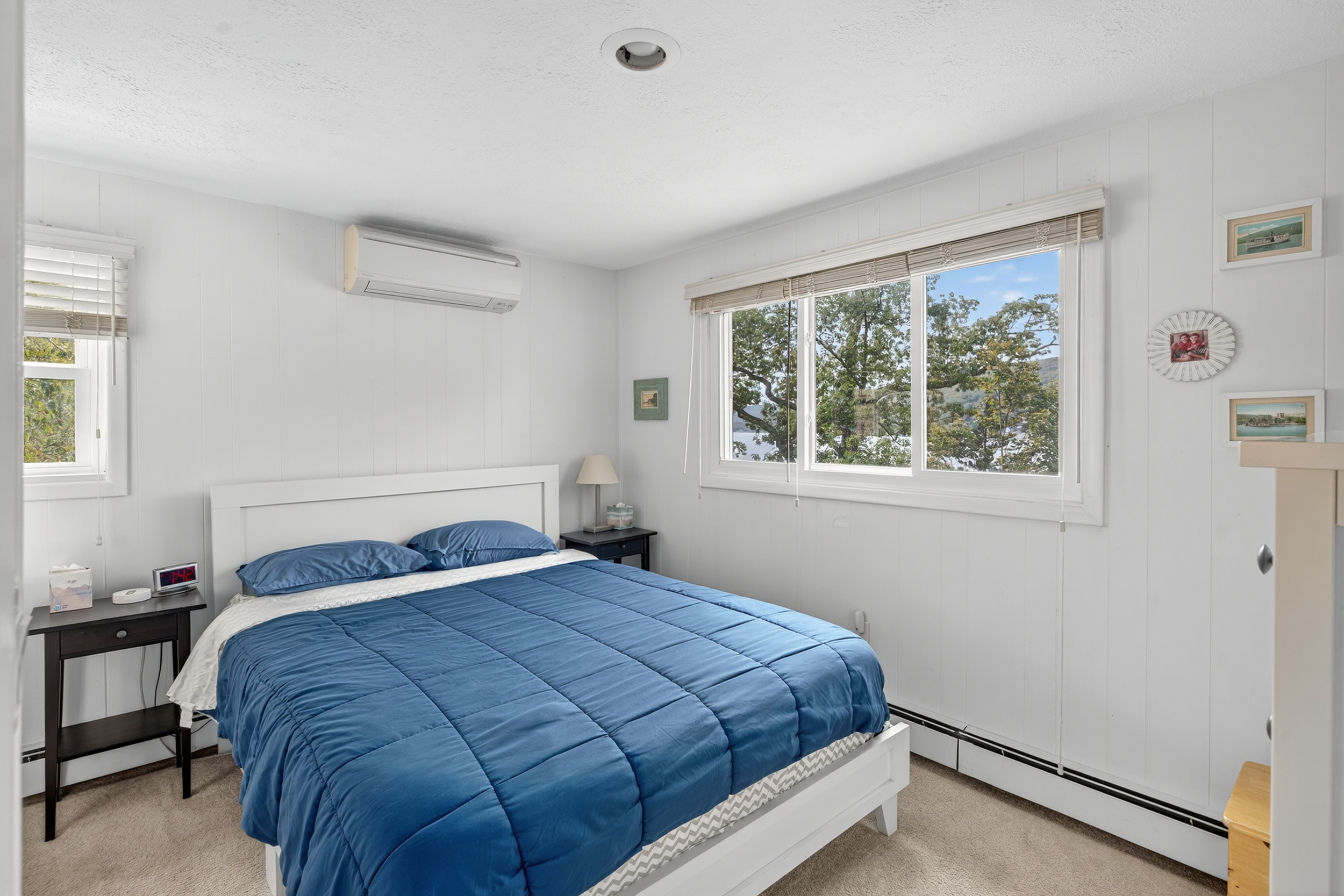 Queen bed with lake views (2)